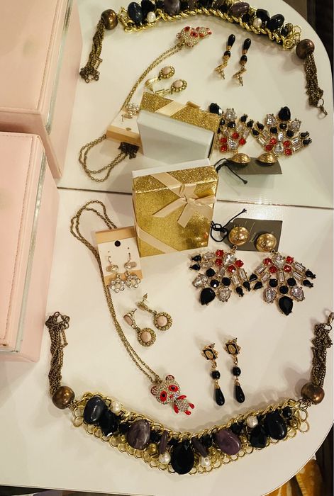 Дамски бижута с цени от 5 лева за бройка нови и много запазени