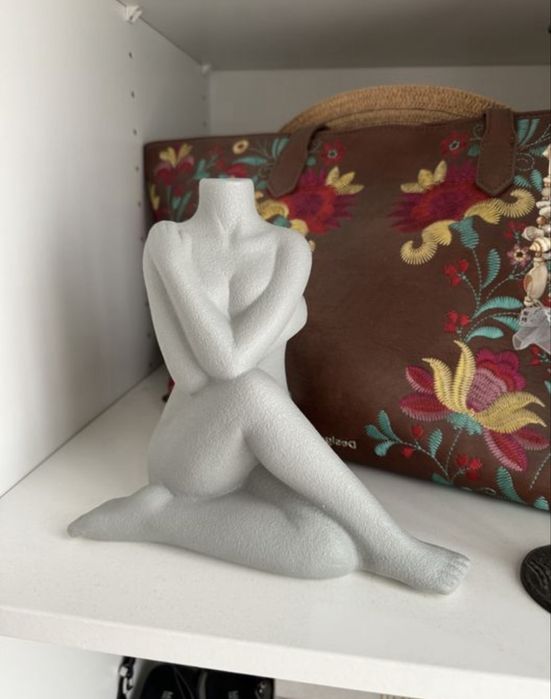 Vaza statueta corp femeie + cadou pusculita catel