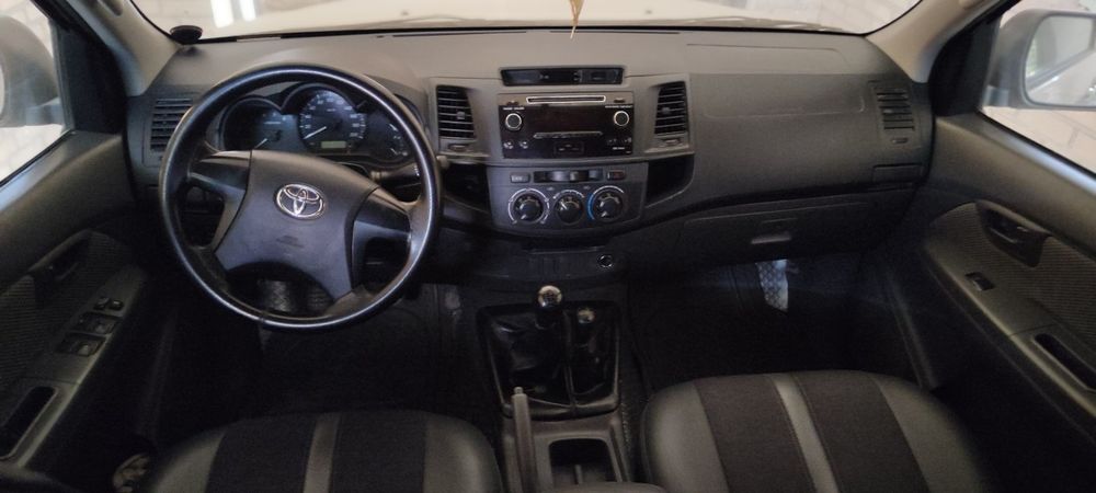 TOYOTA HILUX 2013 йил сотилади.