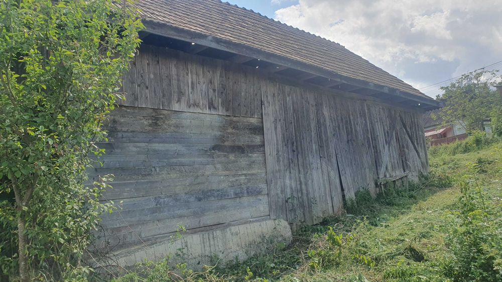 Vind casa sau terenuri in  Cacova Ierii