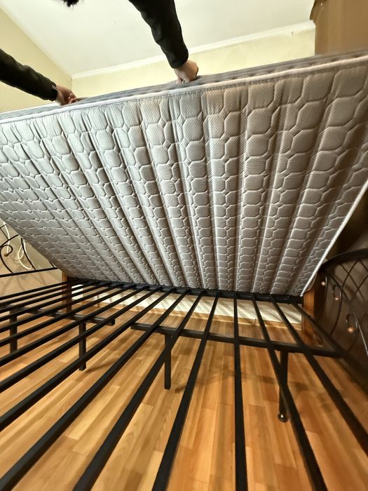 Кровать с матрасом 140*200