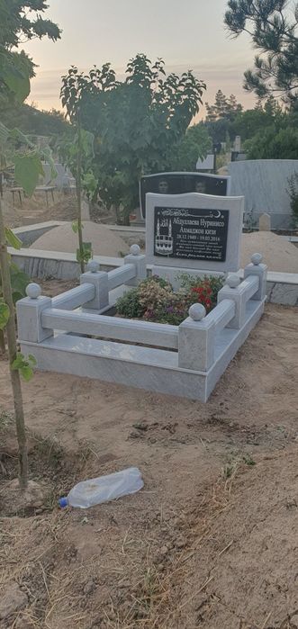 Qabr tosh qabriston uchun toshlar granit va mramirdan