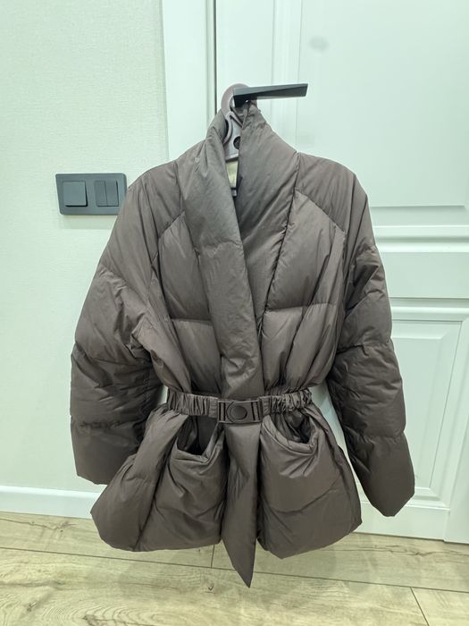 женский пуховик.