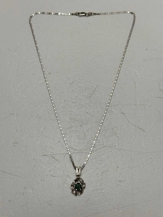 LANT + PANDANTIV AUR alb 18K + Smarald = 0.50CT + 1 Diamant - 3.8g. !