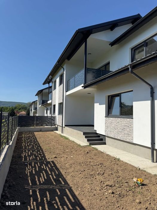 Casă modernă cu curte privată și loc de parcare inclus