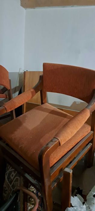 Удобен здрав стол с подлакътник