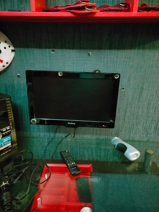 Музыкальный центр и телевизор