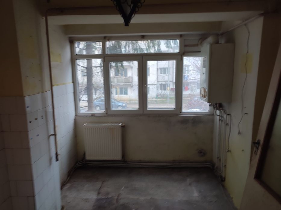 Vând apartament 3 camere în ADJUD