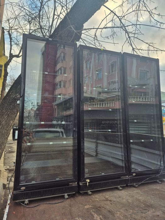 Уреди за пицария (колбасорезачка,маси,дъски,хладилни витрини,пицарка)