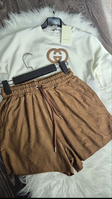 Compleu Gucci 
Marimi S S M M L 
Pret 260 lei