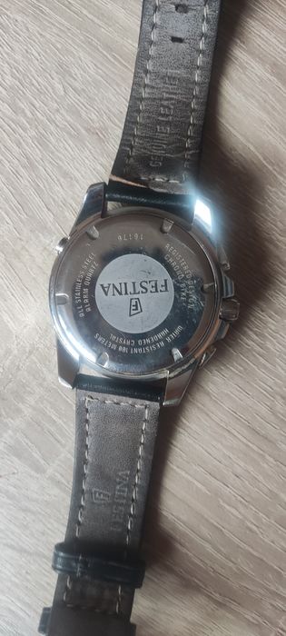 Часовника е във перфектно състояние работи FESTINA
