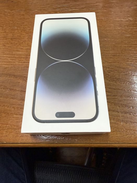 Cutie IPhone 14 Pro si cablu de alimentare