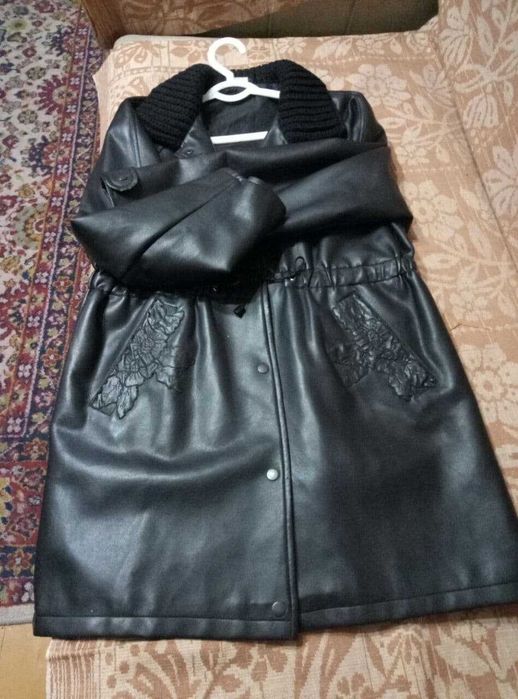 Куртка кожаная  женская черная на заклепках удлиненная рукав реглан