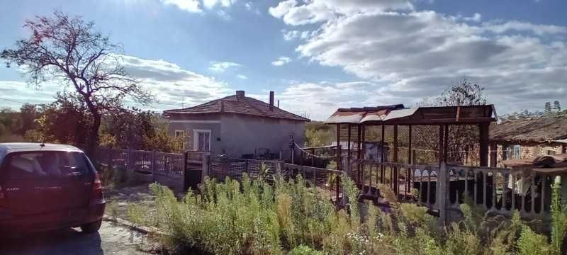 Къща с голям двор в Ломница