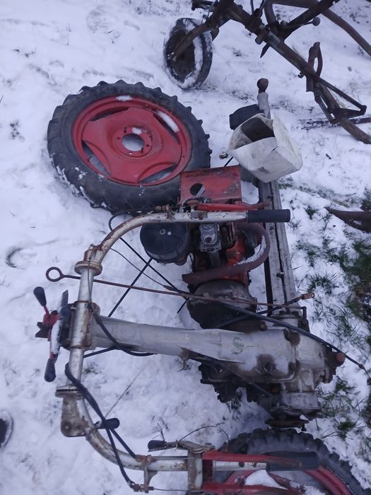 Se vinde două cositori și două scaune