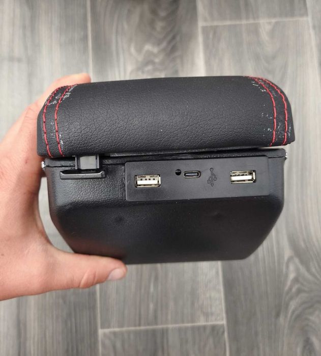 Cotiera auto universala cu 2 porturi USB,model 7H, negru, cusatura rosie , culisanta si rabatabila