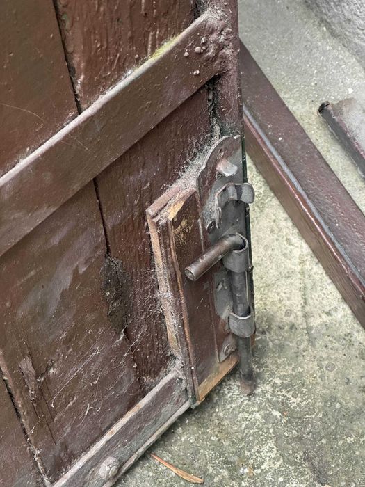 Дървена гаражна врата с входна врата