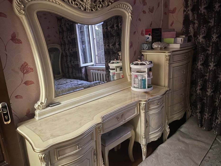 Продается спальный гарнитур