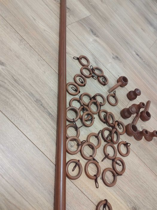 Корниз за перде и таванен простор.