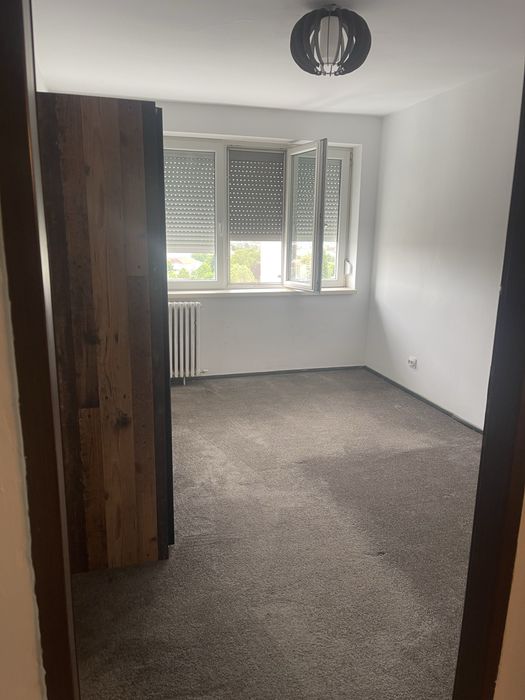 De vanzare apartament 3 camere zona semicentrala!