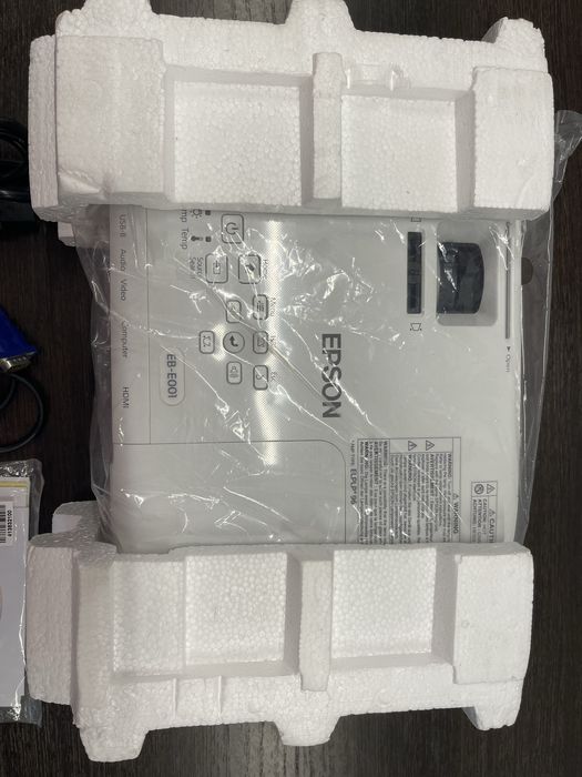 проектор Epson EB-E001 . Полная комплектация .