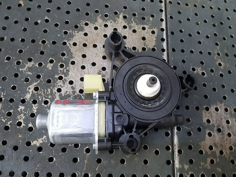 Motoras macara stanga spate audi a4 b9 8w 8w0959811 0130822669