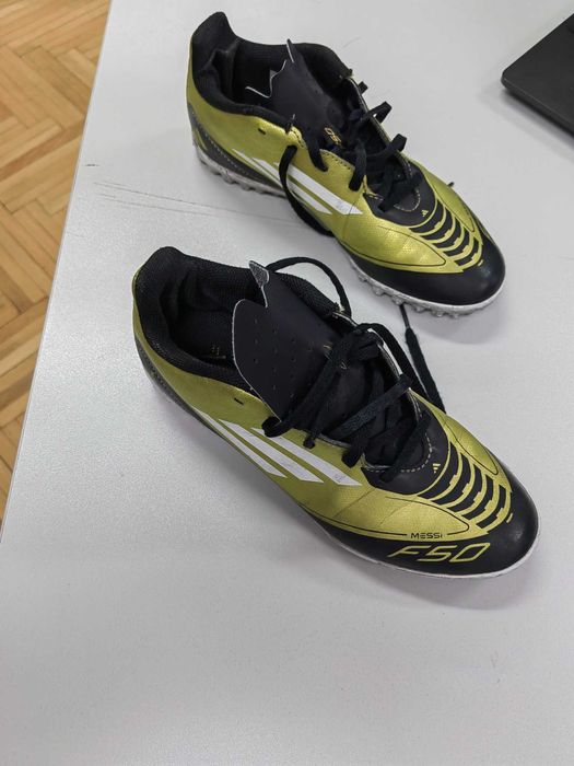 Футболни обувки Адидас