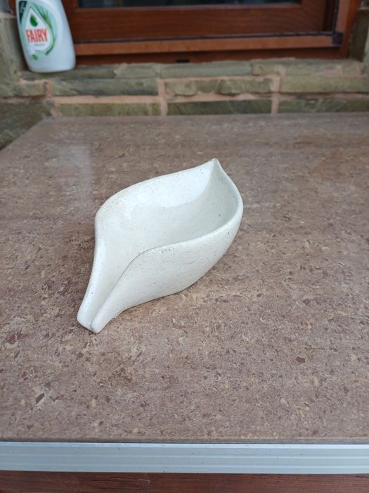 Дизайнерски поставки за сапун от декоративен бетон с канал за отичане