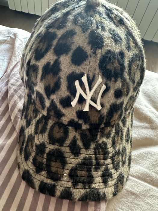 Дамска шапка с козирка