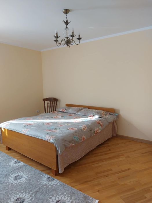 Casa cu 4 camere si 2 saloane in Marginea de inchiriat