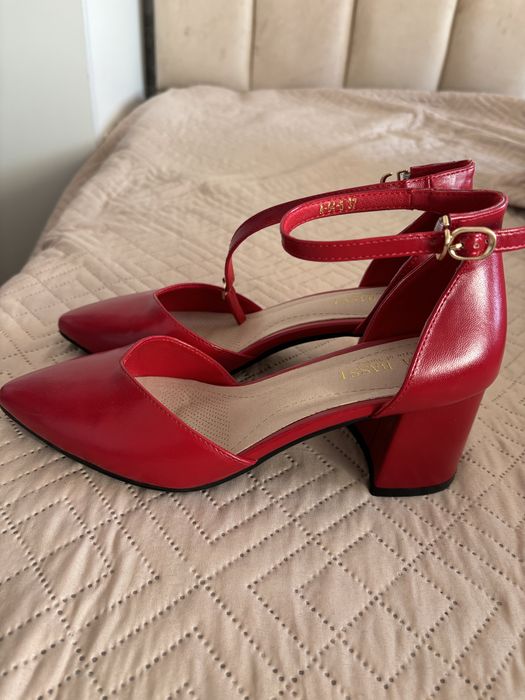 Продам красный туфли