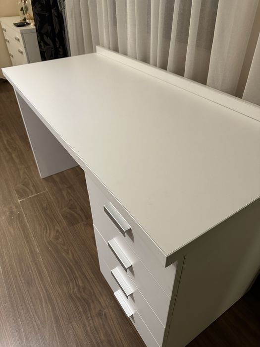 Birou alb cu 4 sertare