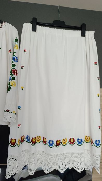 Costum popular deosebit