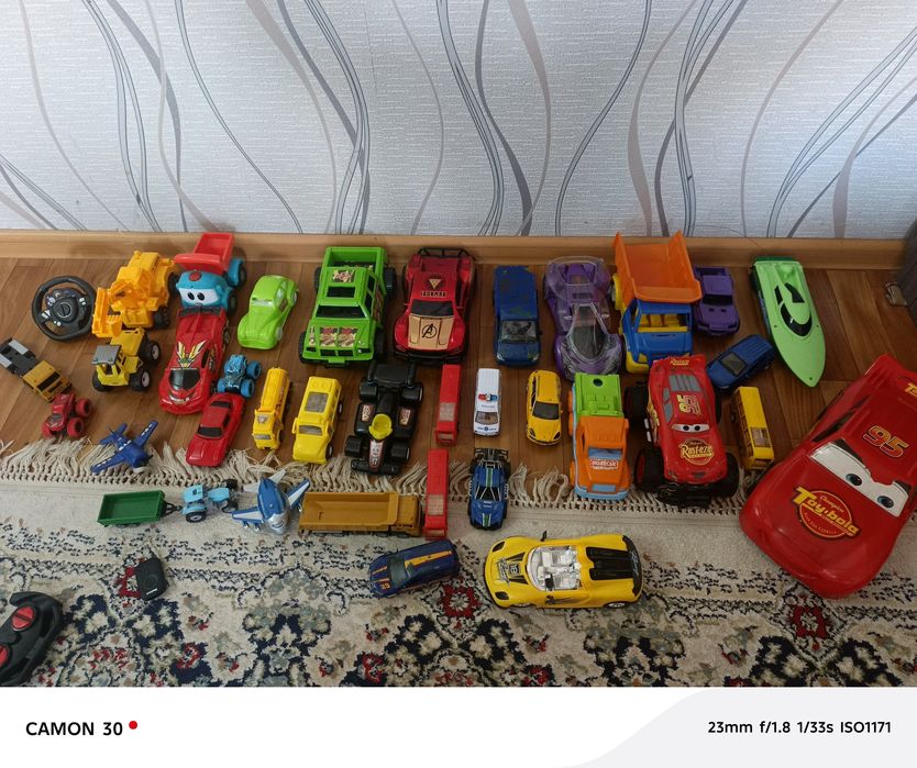 Продам игрушки машинки