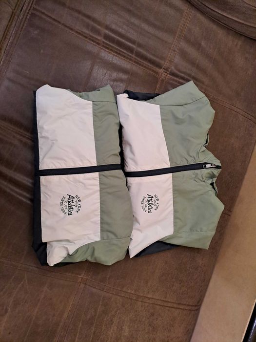 Тънки якенца, дънки и блузи с къс ръкав