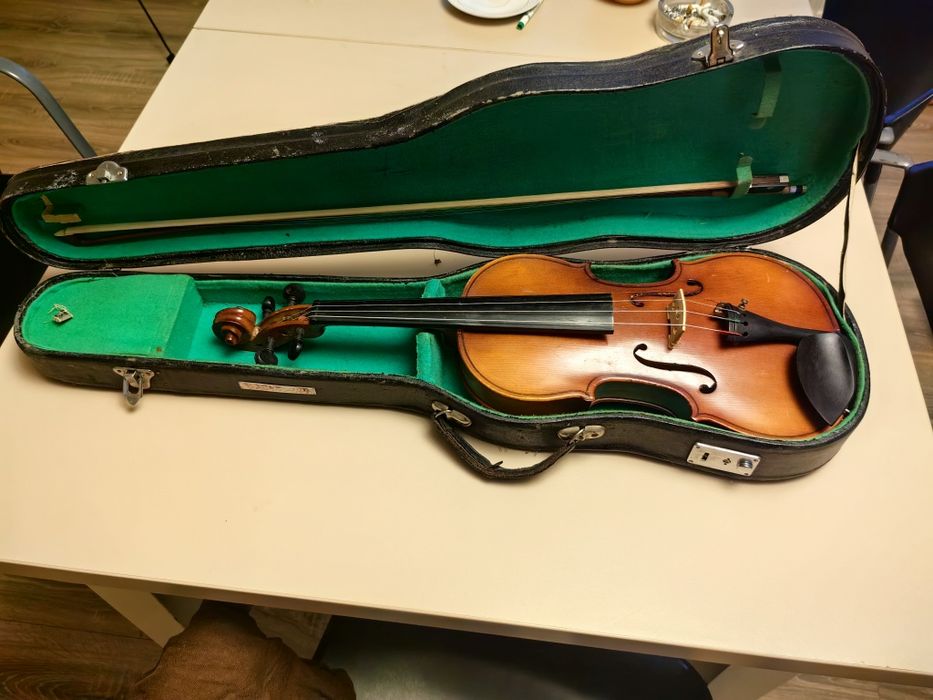 Vând Vioara Blessing marime 4/4 ideala pentru studiu