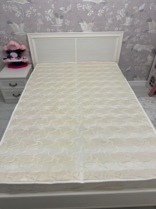 Кровать с матрасом