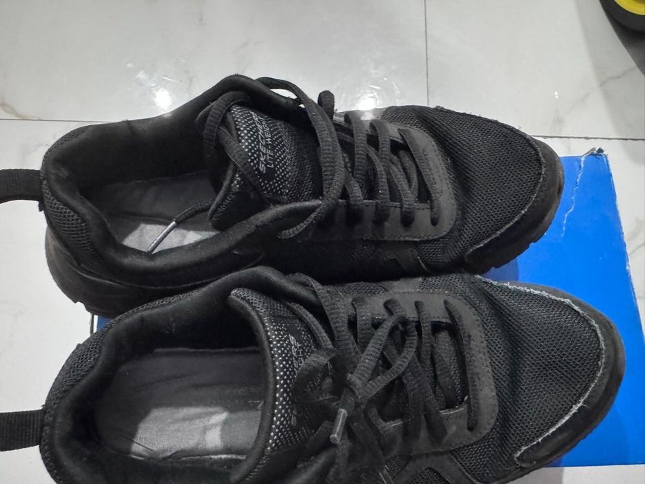 Продам кроссовки SKECHERS