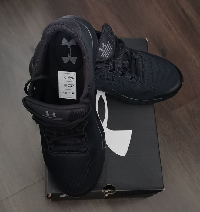 Adidasi Under Urmour noi