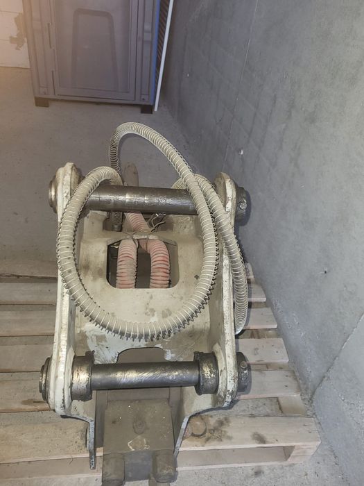 Vând picon buldoexcavator Caterpillar