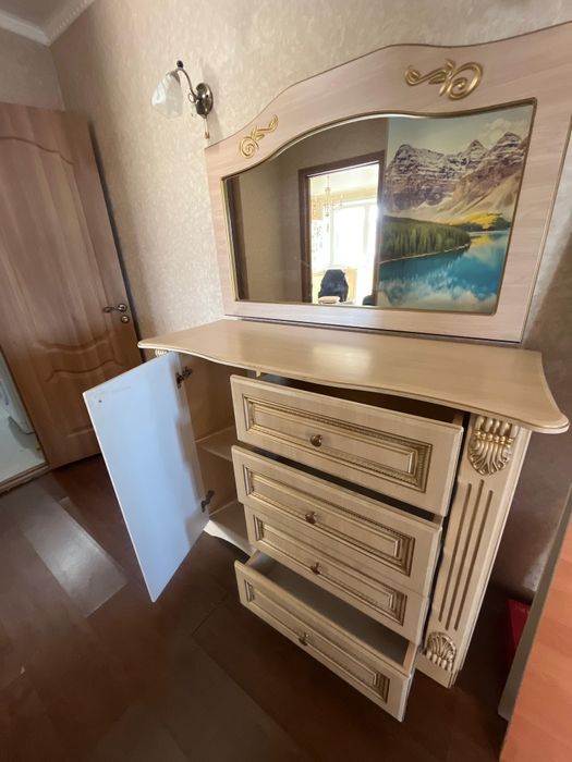 Продам комод с зеркалом