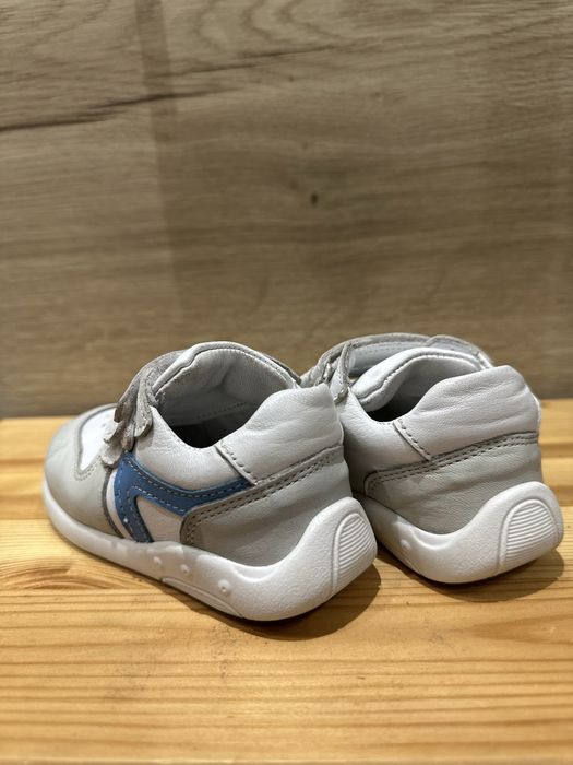 Продам кроссовки для малышей