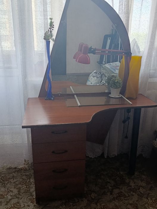 Продается трюмо б/у в нормальном состоянии