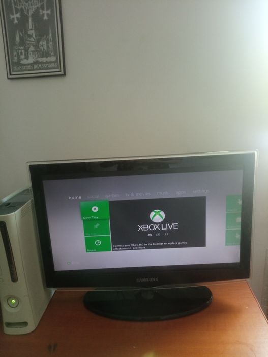 Xbox 360 , nu citeste cd urile , in rest e functional+joc fifa 09