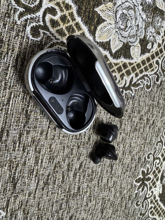 продам наушники buds +