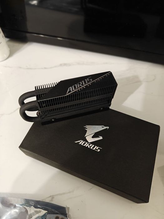 Ssd m2 adata 1tb, мышка, райзер все новое