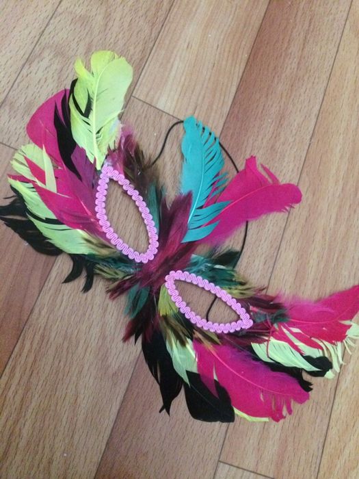 Карнавальная маска с перьями