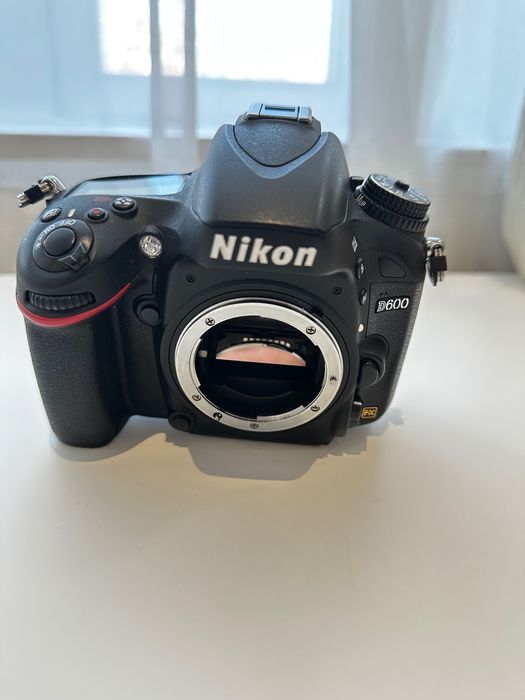 Nikon D600, senzor Full Frame (FX) de 24.3 MP