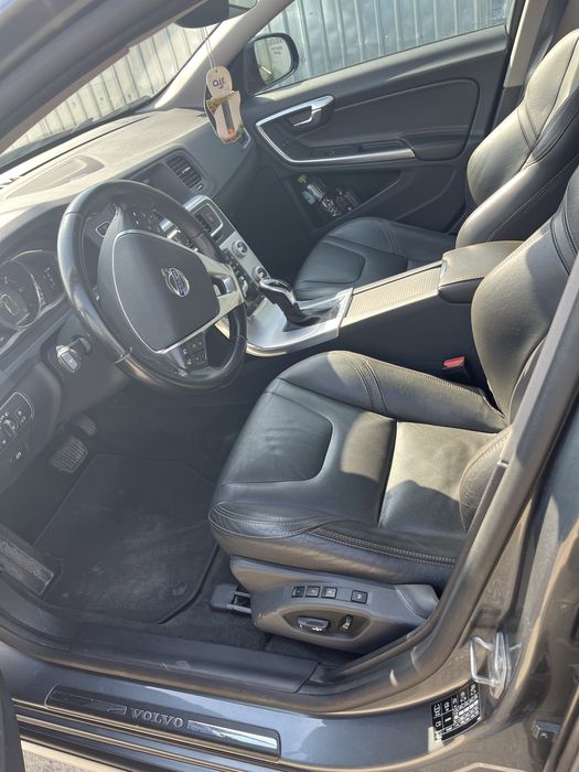 Vand sau schimb Volvo V60 Cross Country