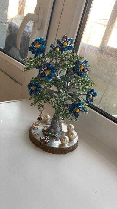 Деревья из бисера ручной работы.